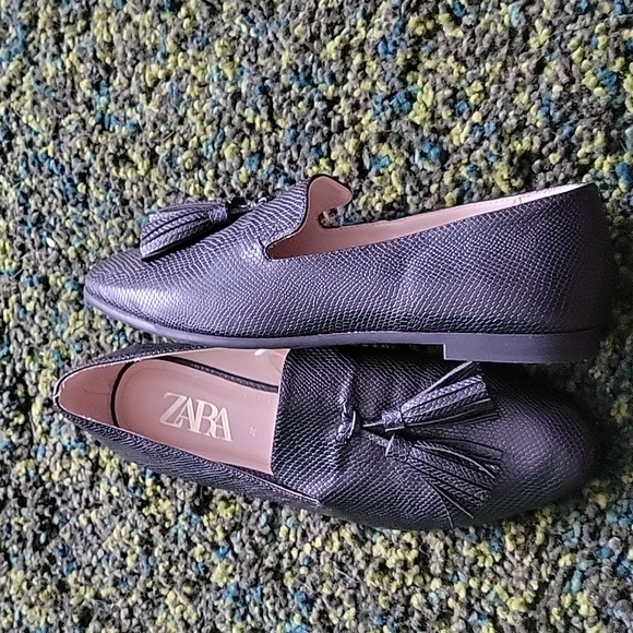 I ordered online through the official ZARA website, but the size did not fit me. - Picture 2 of 5